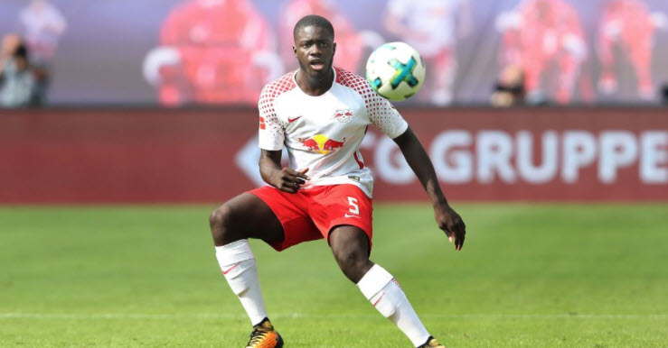 Dayot Upamecano tập luyện trên sân